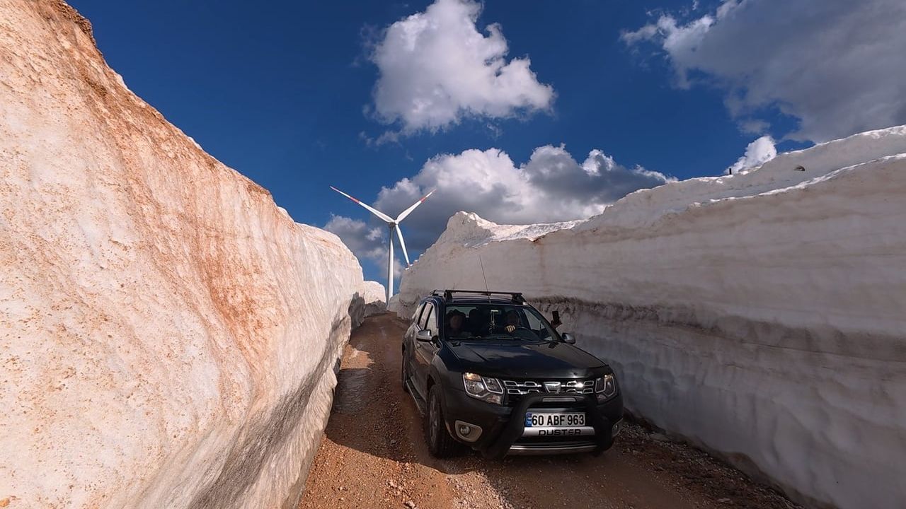 Tokat’ta rüzgâr enerji santrali yolunu saran metrelerce kar görüntülendi