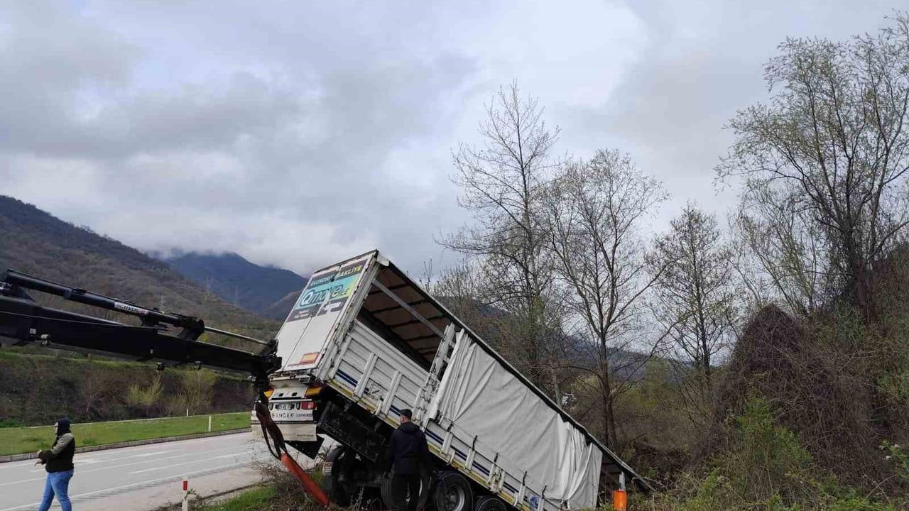 Tokat’ta tır devrildi: Reşadiye’de 3 kişi yaralandı, 6 büyükbaş telef oldu
