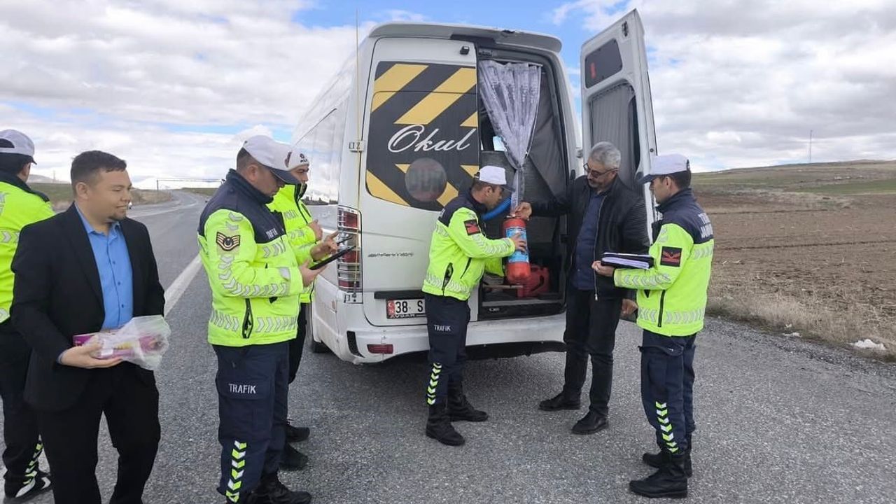 Tomarza'da servis şoförlerine güvenlik ve trafik eğitimi düzenlendi