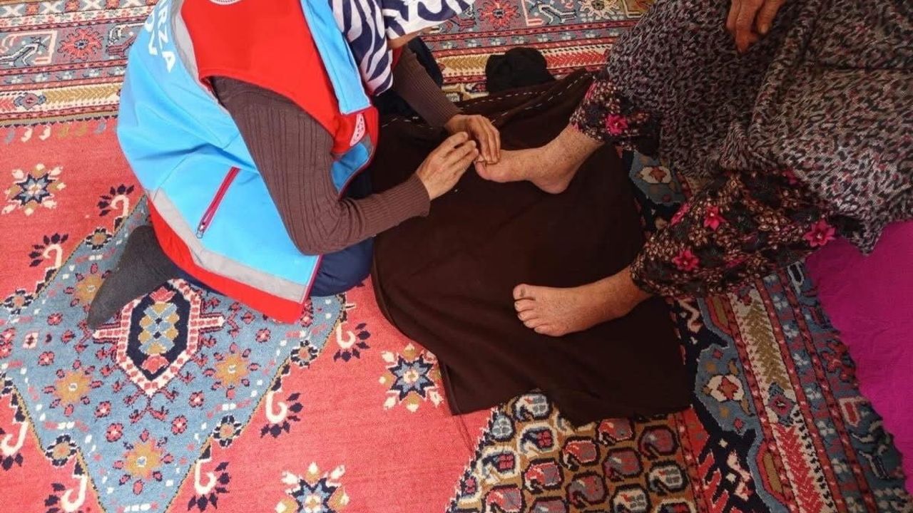 Tomarza'da VEFA ekiplerinden Yaşlılar Haftası'nda yerinde kişisel bakım hizmeti