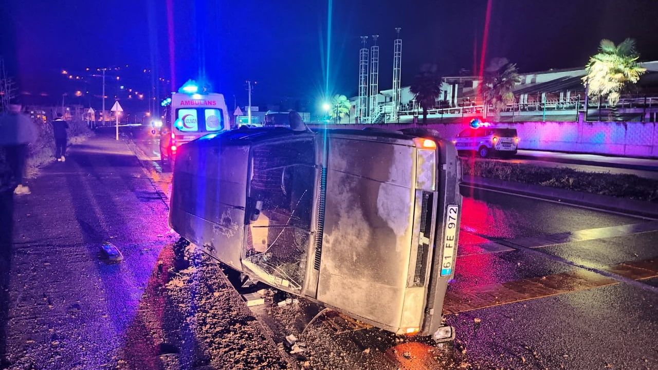 Trabzon Araklı'da Araç Yan Yattı: 2 Kişi Yaralandı