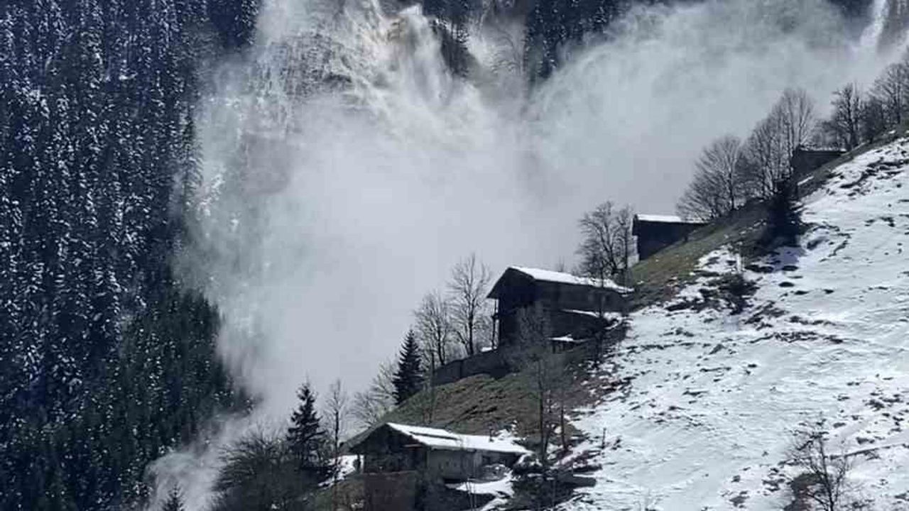 Trabzon Çaykara Seyrantepe'de Çığ Anı Cep Telefonuyla Kaydedildi