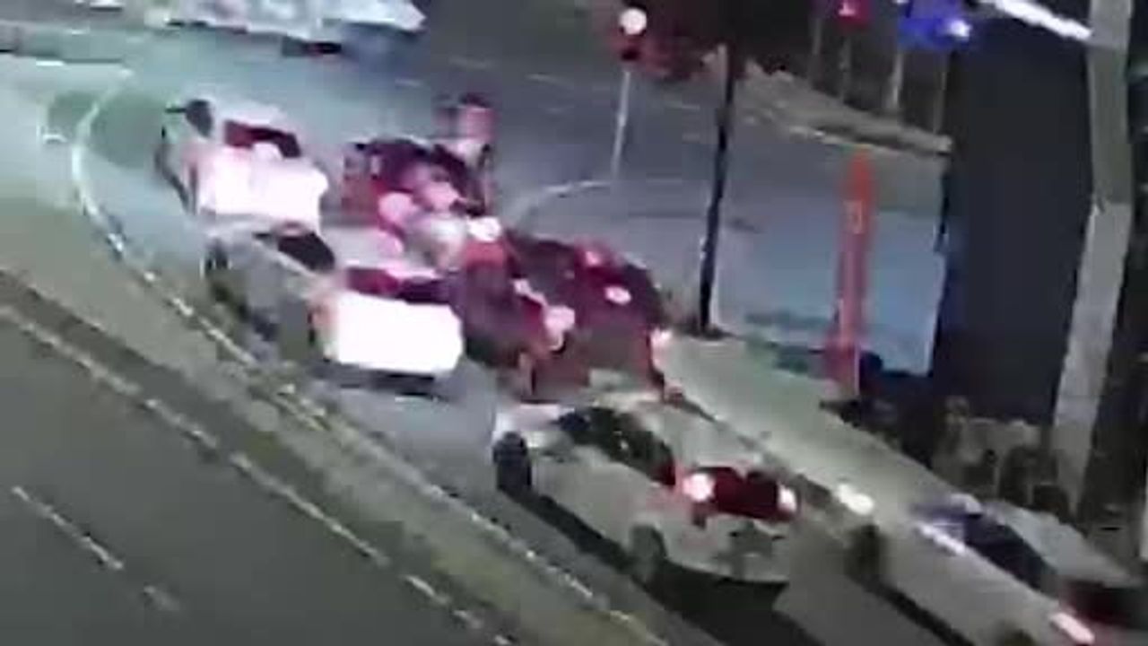 Trabzon'da kavşakta fren yerine gaza basan sürücü zincirleme kazaya neden oldu