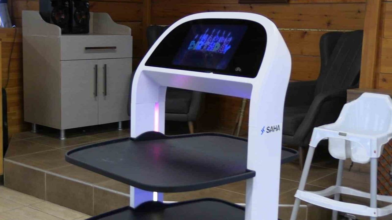 Trakya Üniversitesi Meriç Sosyal Tesisleri'nde yapay zekâ destekli robot garson hizmete girdi