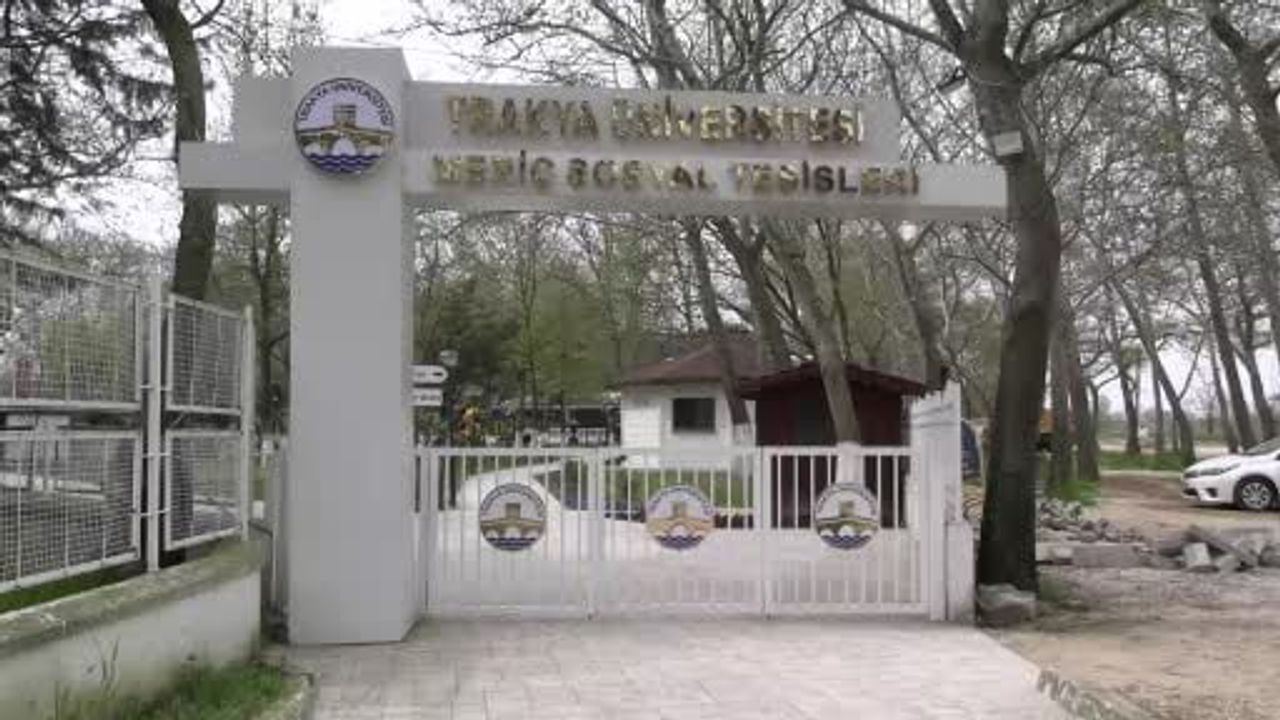 Trakya Üniversitesi Meriç Sosyal Tesislerinde yapay zeka destekli robot garson hizmete başladı