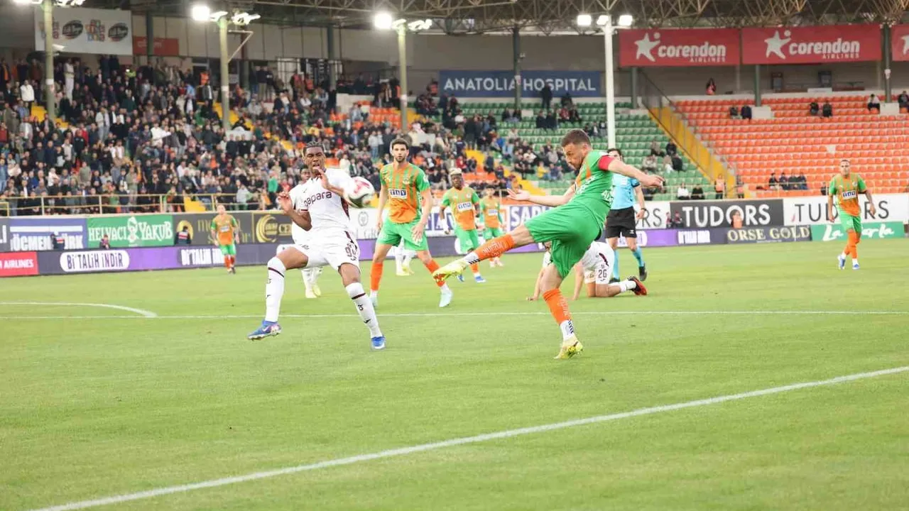 Trendyol Süper Lig 29. hafta: Corendon Alanyaspor 1-1 Trabzonspor