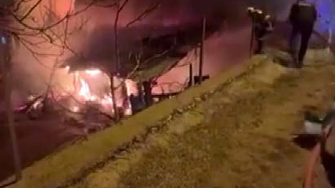 Tufanbeyli'de gece çıkan yangında ahşap ev ve ahır kullanılamaz hale geldi