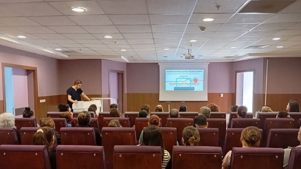Tunceli Devlet Hastanesi'nde sağlık personeline kolorektal kanser eğitimi