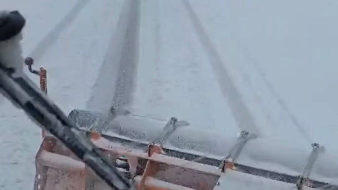 Tunceli ilçelerinde kar yağışı: İl Özel İdaresi yol açma çalışmalarını sürdürüyor