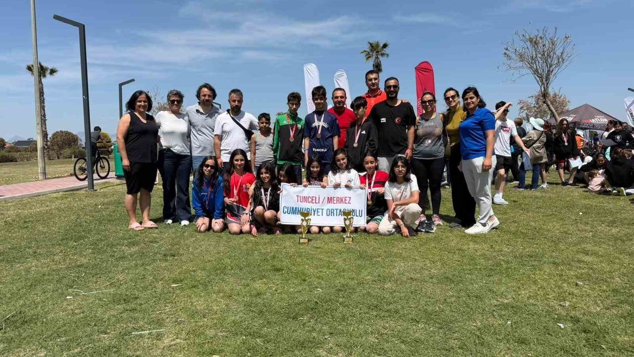 Tunceli Merkez Cumhuriyet Ortaokulu, Türkiye Triatlon Finali'nde iki kategoride Türkiye 3'üncüsü