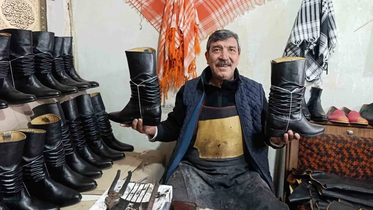 Turgutlu'da asırlık kalıplarla körüklü efe çizmesi üreten usta Suat İlbey
