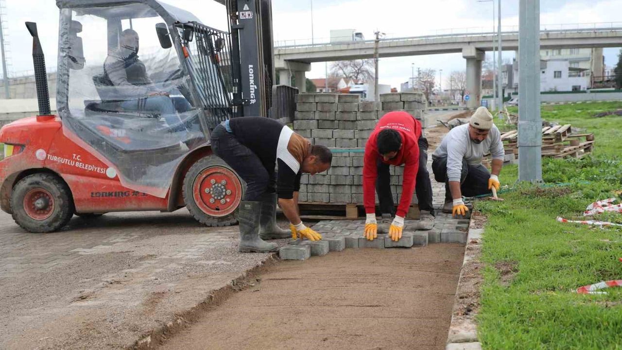 Turgutlu'da Fen İşleri ekipleri merkez ve kırsal mahallelerde eş zamanlı yol çalışmaları sürdürüyor
