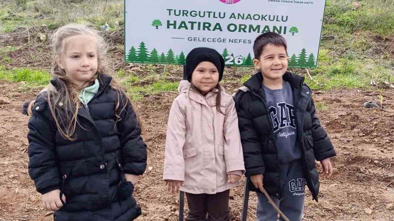 Turgutlu'da minikler 250 fidanla hatıra ormanı oluşturdu
