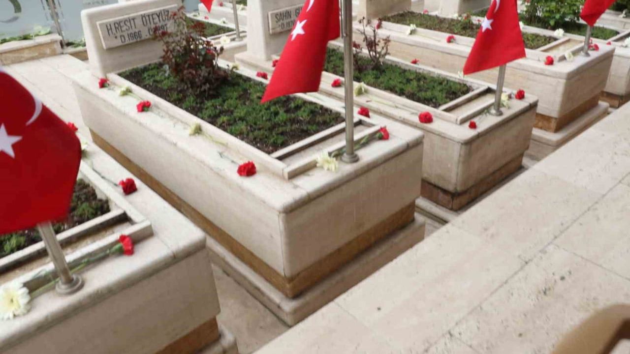 Türk Polis Teşkilatı'nın 181'inci kuruluş yıldönümünde şehitler Cebeci Asri Mezarlığı'nda anıldı