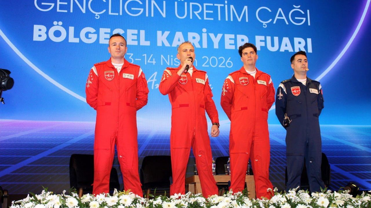 Türk Yıldızları, BAKİF26'da Akdeniz Üniversitesi öğrencileriyle buluştu