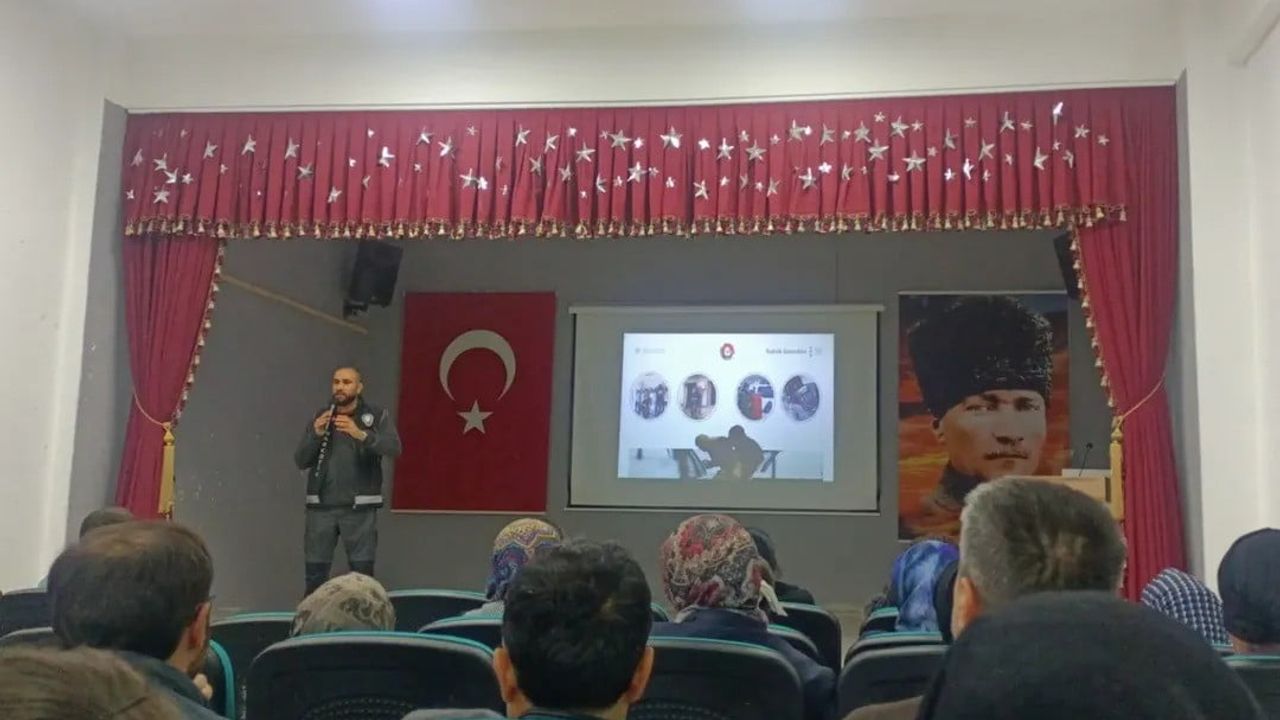 Türkeli'de 'Uyuşturucu ile Mücadele' Konferansı: Okul, Öğretmen ve Veli İş birliği Öne Çıktı