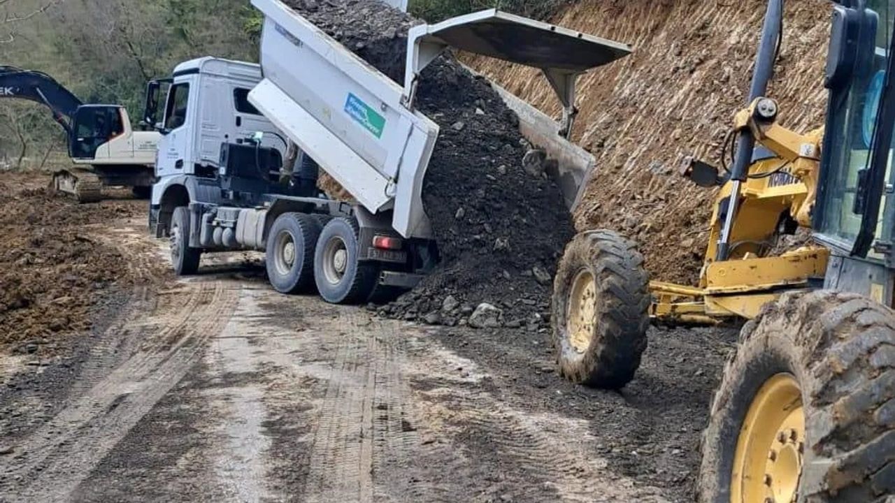 Türkeli Taşgüney'de heyelan sonrası köy yolu temizlenerek ulaşıma açıldı