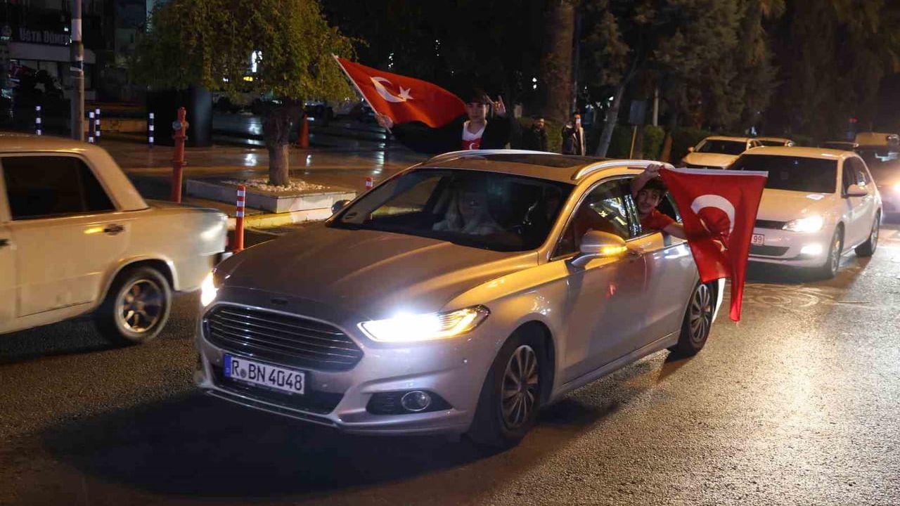 Türkiye 24 yıl sonra Dünya Kupası'nda: Aydın'da konvoy ve meydan kutlaması