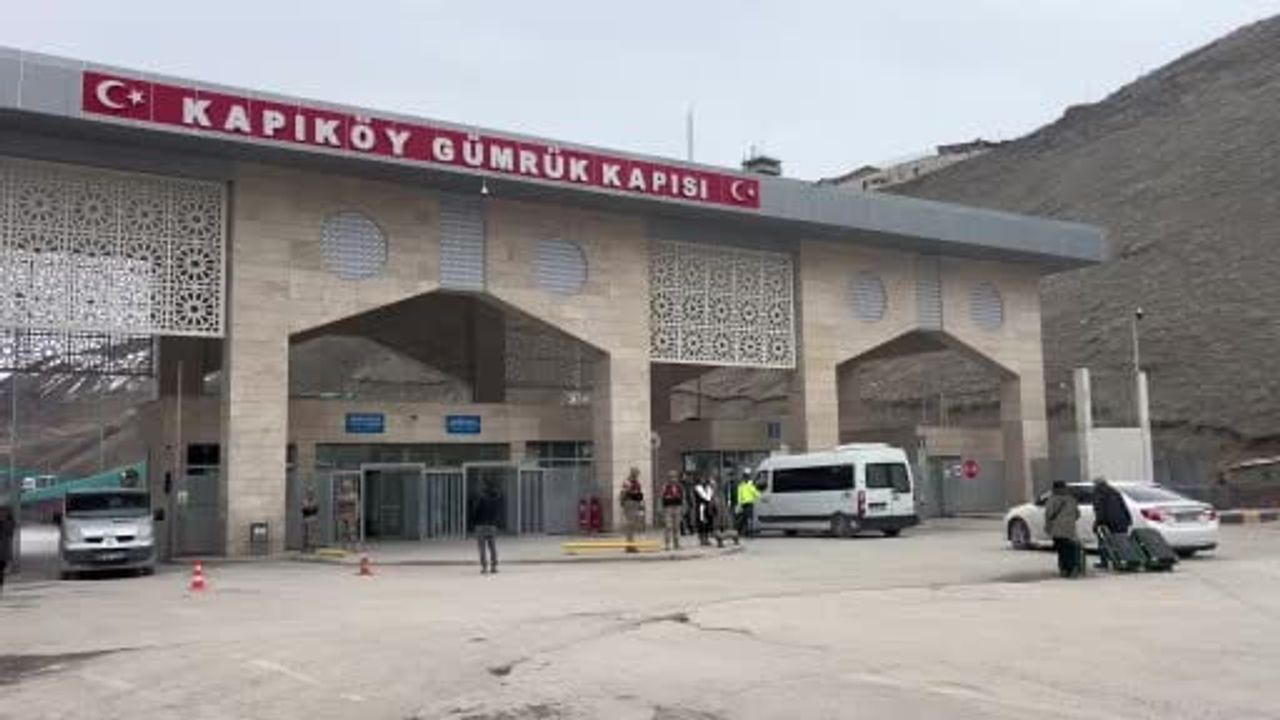 Türkiye-İran sınırında gümrük geçişleri kontrollü şekilde sürüyor
