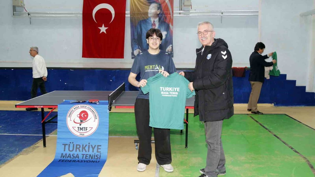 Türkiye üçüncüsü Menteşe Anadolu Lisesi'ne federasyondan profesyonel masa tenisi masası