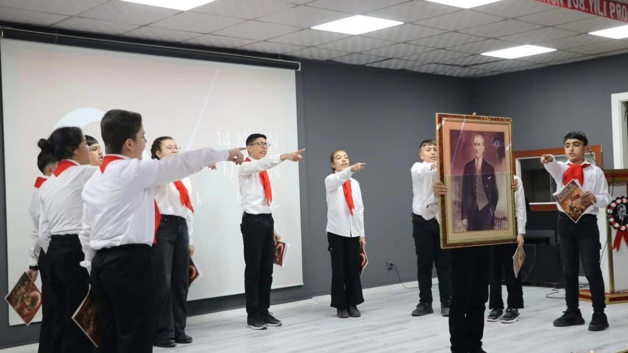 Tutak’ta 108. Yıl Kurtuluş Coşkusu Çelenk Sunma ve Okul Programıyla Anıldı