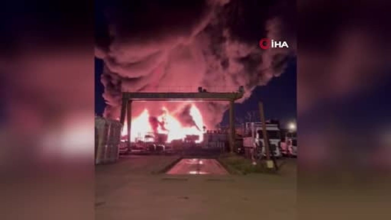 Tuzla'da polyester fabrikasında yangın: Ekiplerin söndürme çalışmaları sürüyor