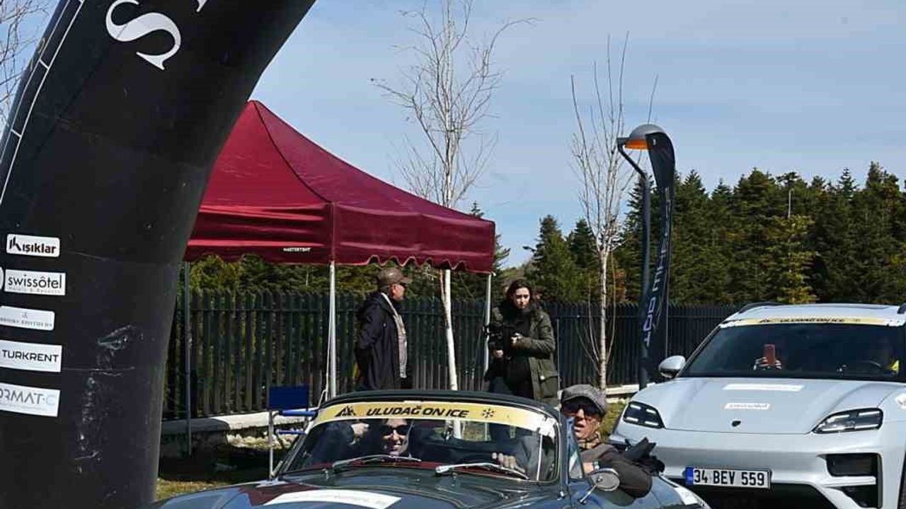 Uludağ'da otomobil tutkunları karda sürüş deneyiminde buluştu