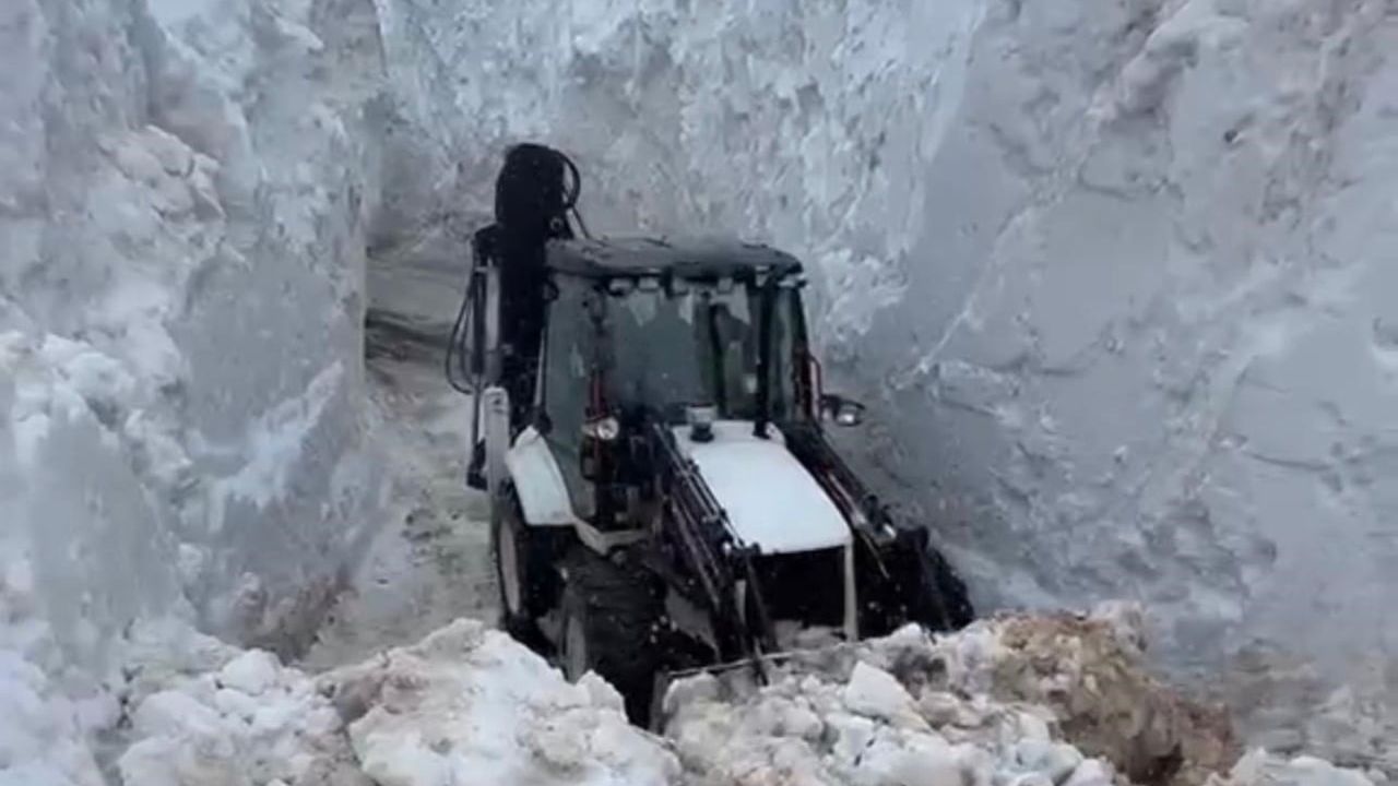 Uludere Uzungeçit'te 10 Metrelik Kar Kütleleri Arasında 2,5 Kilometrelik Açık Hava Kar Tüneli Oluşturuldu