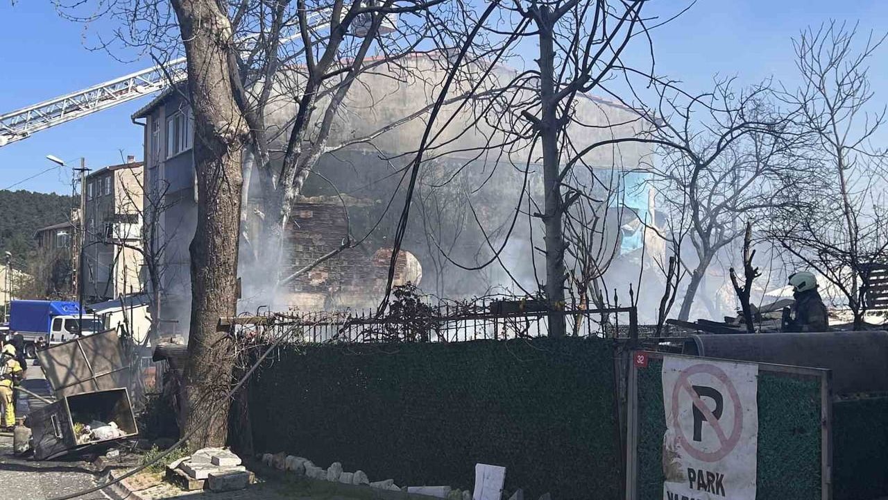 Ümraniye'de hurdalıkta çıkan yangın bitişik binaya sıçradı; can kaybı yok