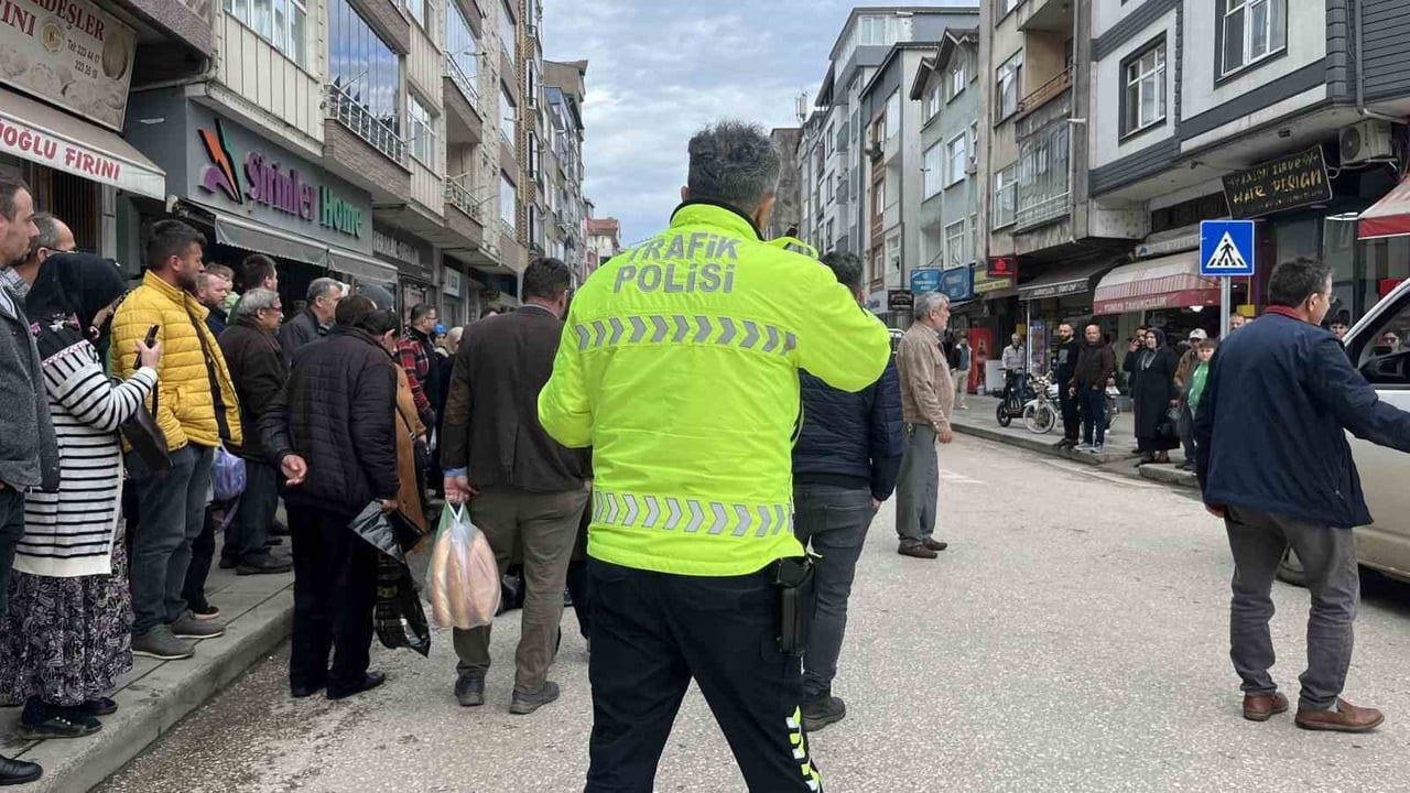 Ünye'de otomobilin çarptığı yaya yaralandı; kaza güvenlik kamerasında