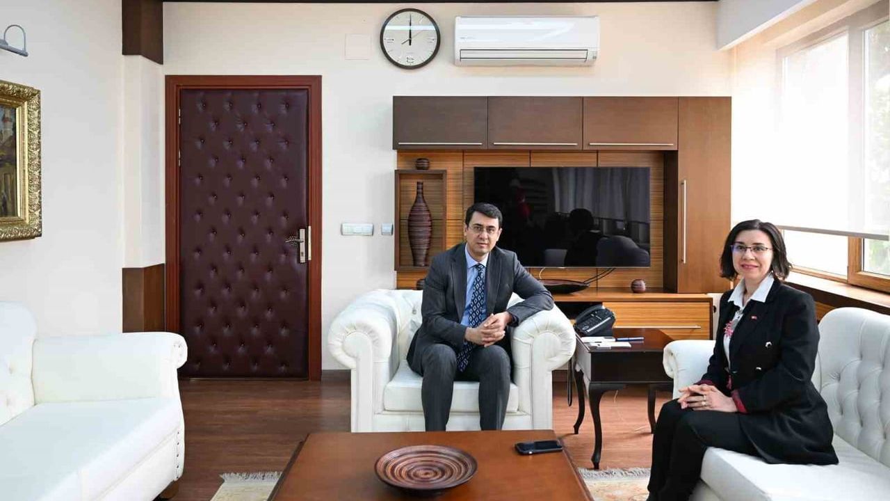 Uşak Belediye Başkan Vekili Hatice Terekeci Özkan, Vali Serdar Kartal'ı ziyaret etti