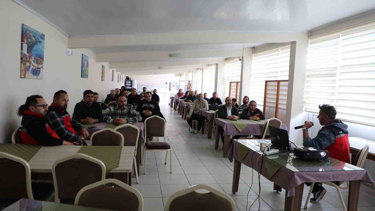 Uşak’ta buzağı kayıplarını azaltma ve üreme verimliliğini artırma eğitimi düzenlendi