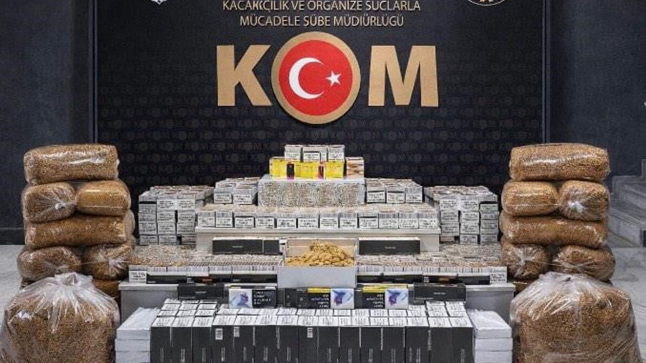 Uşak'ta iki iş yerine düzenlenen operasyonda çok sayıda kaçak makaron ve tütün ele geçirildi