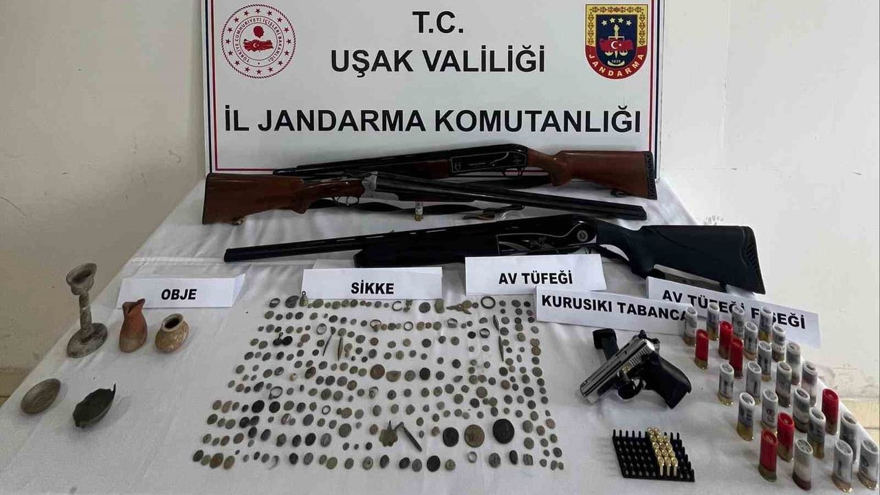 Uşak'ta jandarma operasyonunda 284 sikke ve tarihi objeler ele geçirildi