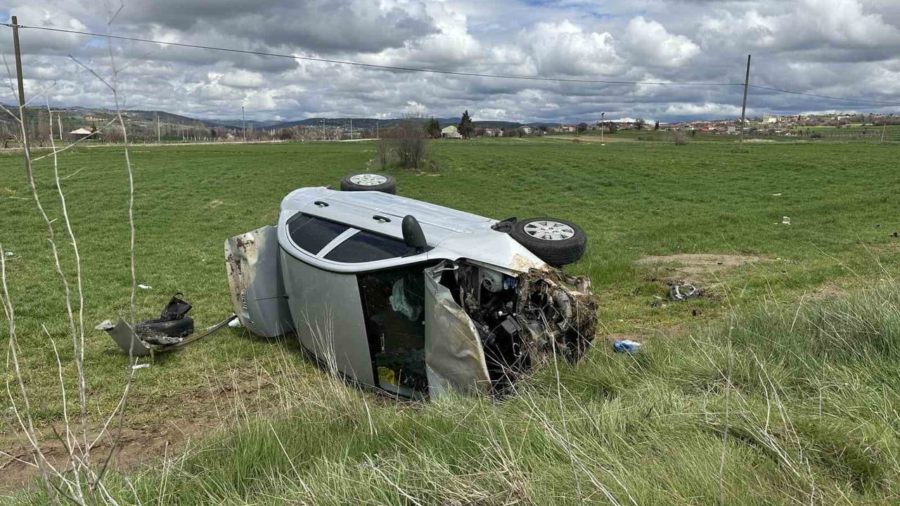 Uşak’ta Ortaköy yakınlarında otomobil tarlaya devrildi: Aynı aileden 4 kişi yaralandı