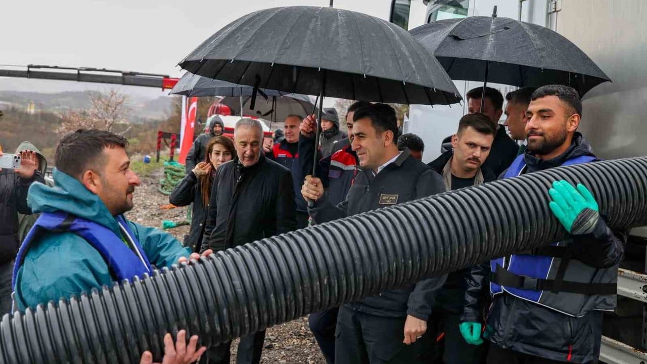 Uzunçayır Baraj Gölü'nde ilk kafes denemesi: 1,5 milyon yavru alabalık suyla buluştu