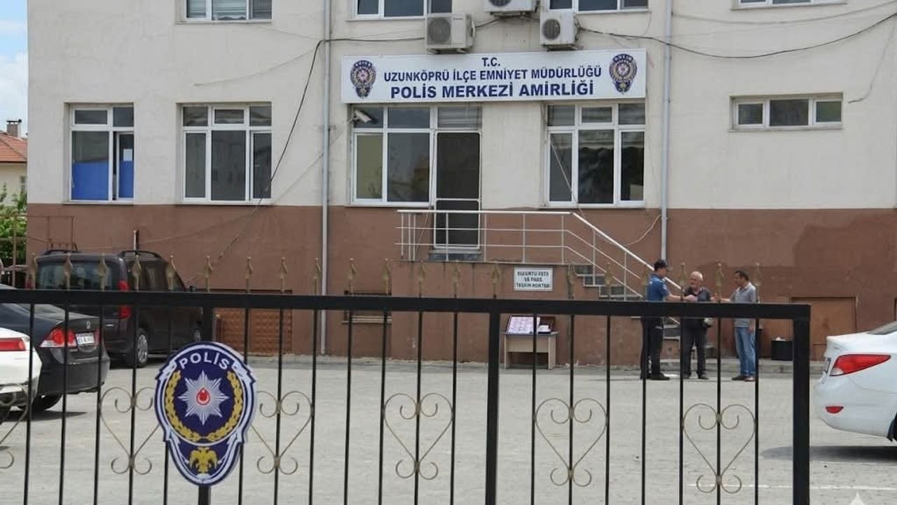 Uzunköprü'de Yolda Bulunan 13.600 TL Polise Teslim Edildi