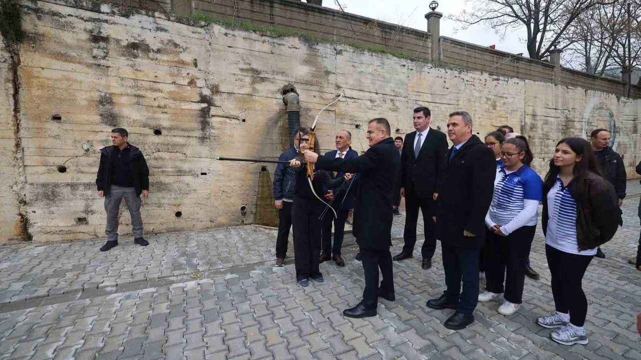 Vali Akbıyık, Okçuluk Milli Takım Antrenörü Ejder Sözen'i Yatağan'da ziyaret etti