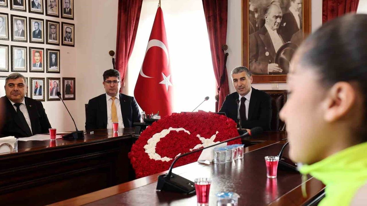 Vali Aktaş: "Sporda ve eğitimde başarı gösteren gençler şehrin en kıymetli hazinesidir"