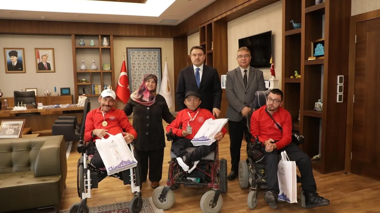Vali Musa Işın, Boccia’da madalya kazanan sporcuları makamında kabul etti