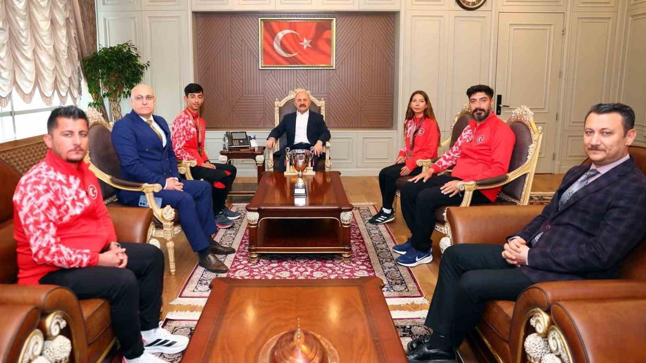 Vali Osman Varol, Balkan Yürüyüş Şampiyonası'nda dereceye giren milli sporcuları ödüllendirdi