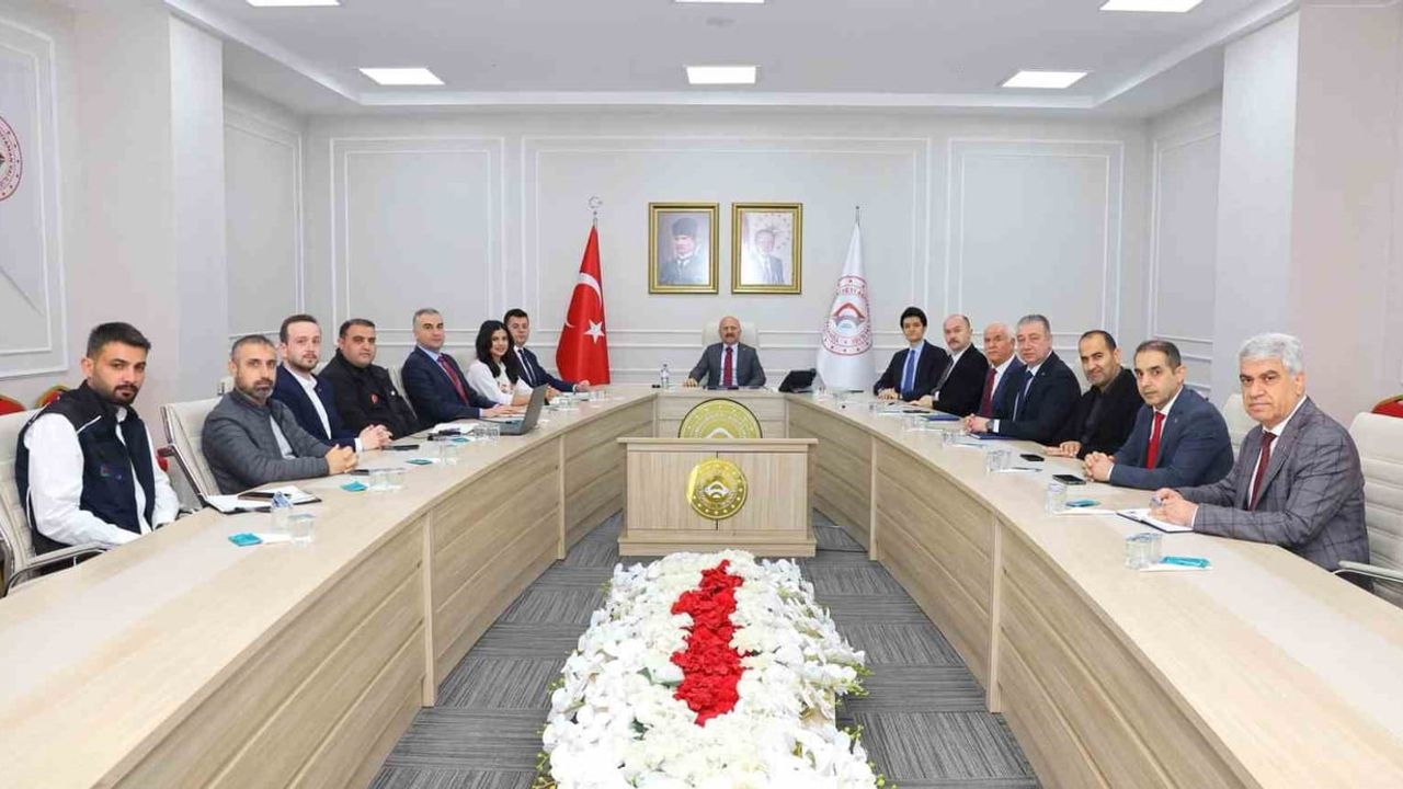 Vali Osman Varol Başkanlığında Haftalık Koordinasyon Toplantısı: Deprem Konutları, Sağlık ve Eğitim Gündemi