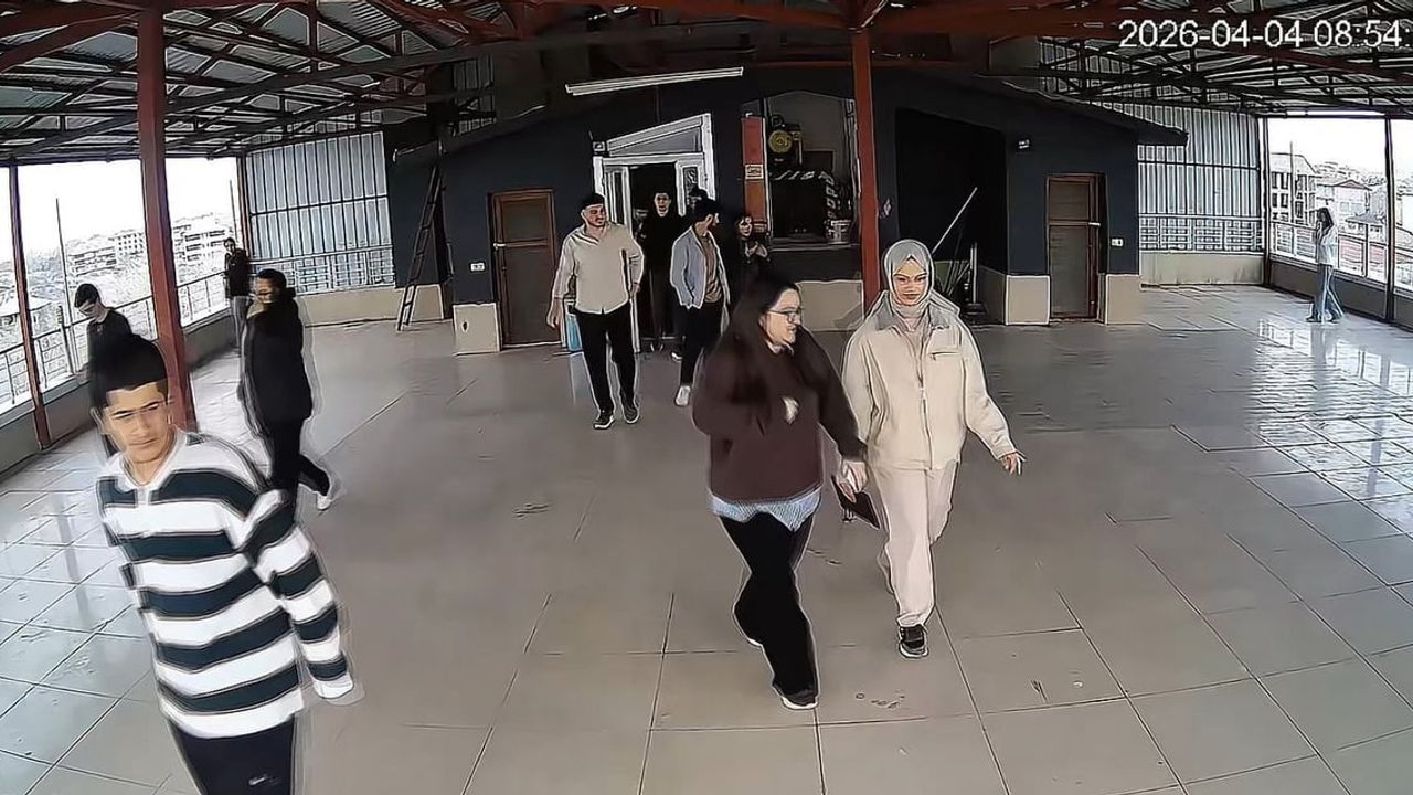 Van'da 4 Nisan'daki 5.2 büyüklüğündeki depremde Erciş'te öğretmenler öğrencileri kurtardı