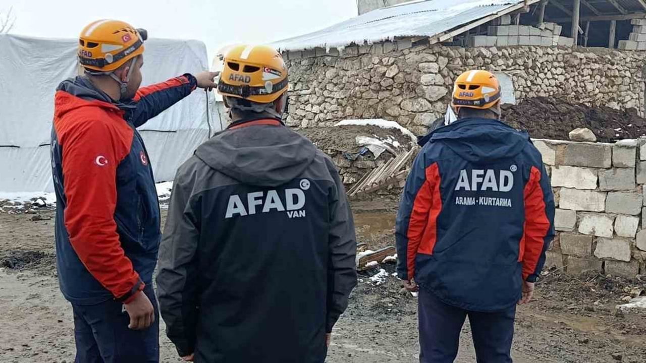 Van'da 5.2 büyüklüğündeki depremde Tuşba'da ahır kısmen çöktü, Erciş'te yaralanma