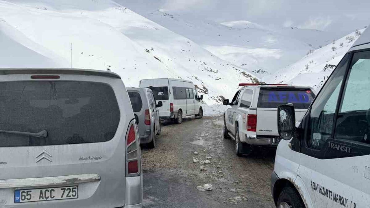 Van'da Bahçesaray-Hizan karayoluna çığ düştü; yol yaklaşık 4 saat ulaşıma kapandı