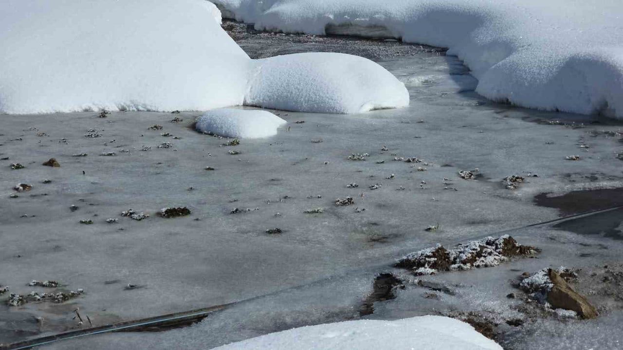Van'da kar sonrası: Dereler ve küçük akarsular dondu