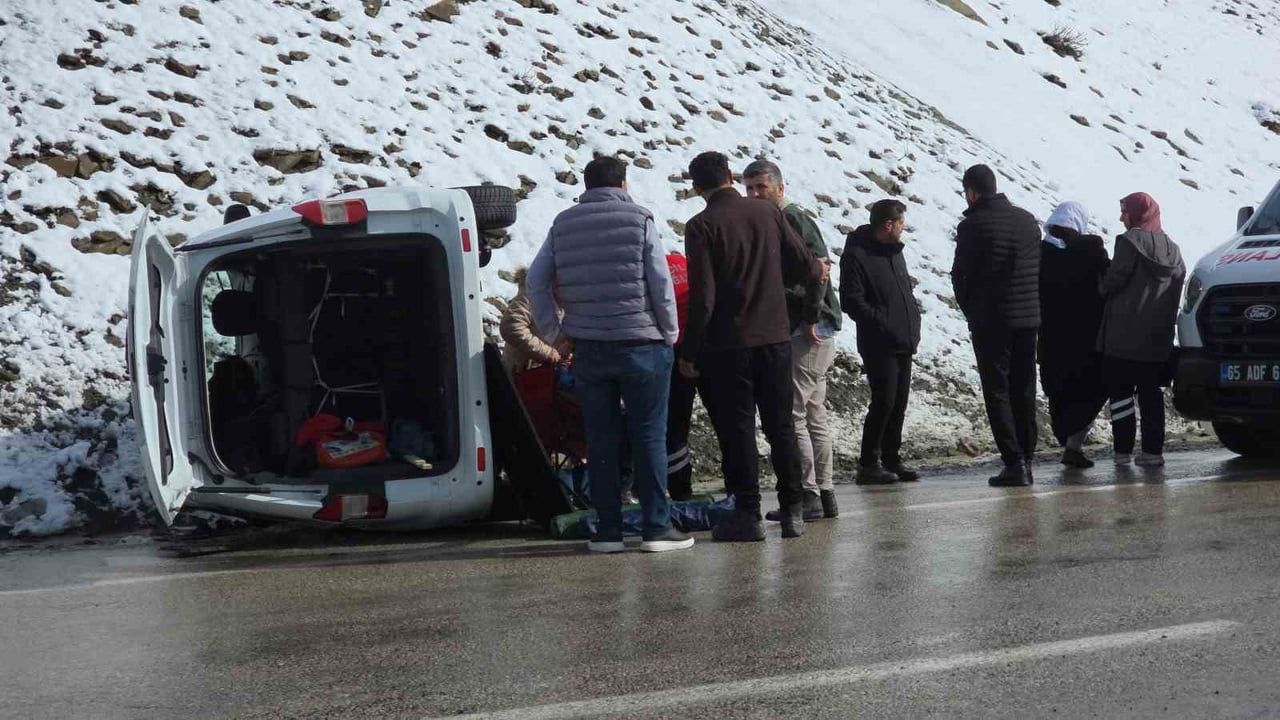 Van'da kaygan yolda devrilen hafif ticari kamyonette 1 kişi yaralandı