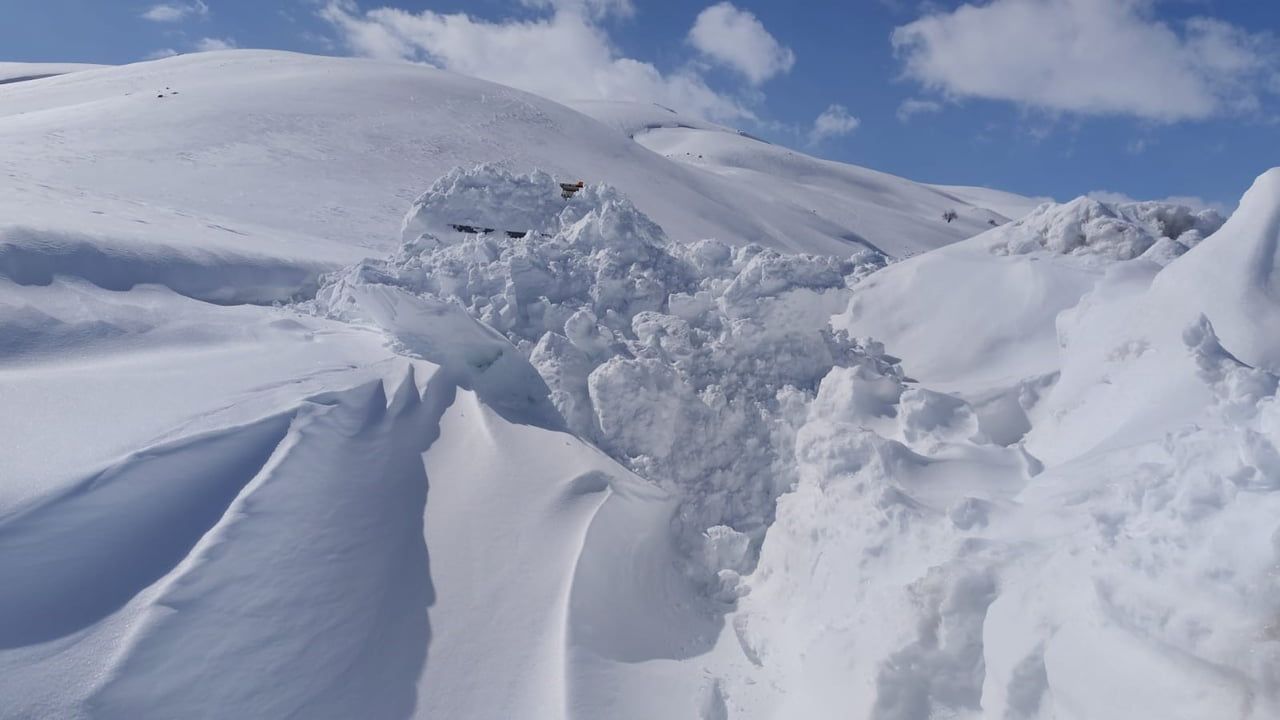Van'da nisan ayında Aydemir grup yolunda 5 metreyi bulan karla yol açma çalışmaları sürüyor
