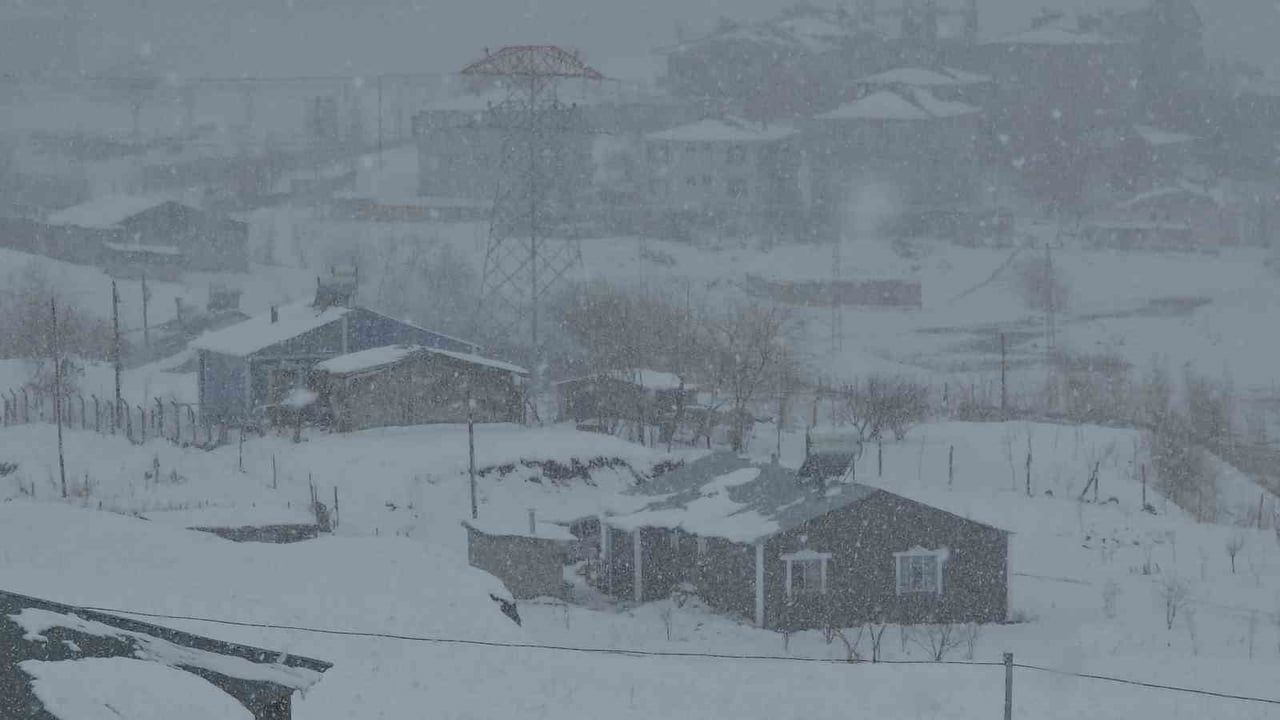 Van'da Nisan Ayında Yoğun Kar Yağışı Şehri Beyaza Bürüdü