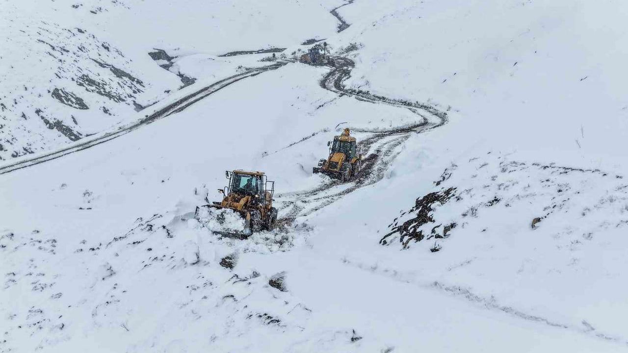 Van'da Nisan'da karla mücadele: 18 mahalle ve 36 mezra yolunda ulaşım çalışması